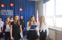 Uczniowie Szkoly Podstawowej w Milaczewie podczas apelu z okazji Swieta Konstytucji 3 Maja (6)