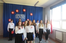 Uczniowie Szkoly Podstawowej w Milaczewie podczas apelu z okazji Swieta Konstytucji 3 Maja (1)
