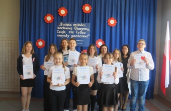 Uczniowie Szkoly Podstawowej w Milaczewie podczas apelu z okazji Swieta Konstytucji 3 Maja (9)