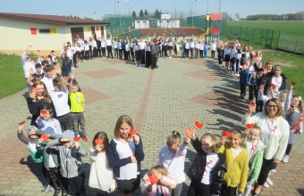 Spolecznosc Szkoly Podstawowej w Milaczewie podczas udzialu w challegu dla Wojtusia (2)