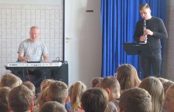 Uczniowie SP w Milaczewie podczas kwietniowej audycji muzycznej (1)