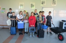 Uczeń z taczką, walizką, lodówką, torebką, koszykiem w ramach dnia bez plecaka 