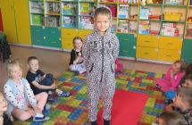 Dziewczynka w piżamie ze wzorem kotka w klasie 