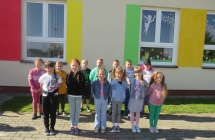 Grupa dziewczynek i chłopców pozujących do wspólnej fotografii na dworze
