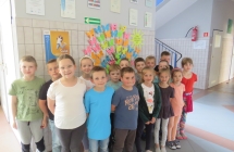 Grupa dzieci pozujących do wspólnej fotografii 