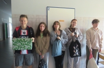 Trzy dziewczyny i dwoje chłopców w dniu bez plecaka 