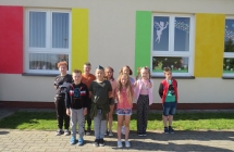 Grupka dzieci z warkoczykami i kolorowymi fryzurami 