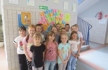  Uśmiechnięte dziewczynki i chłopcy pozujący do wspólnej fotografii 