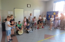 Dzieci z oddzialu przedszkonego oraz uczniowie klas I-III podczas audycji muzycznej (2)