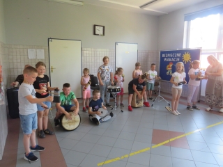 Dzieci z oddzialu przedszkonego oraz uczniowie klas I-III podczas audycji muzycznej (2)