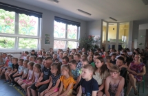 Dzieci z oddzialu przedszkonego oraz uczniowie klas I-III podczas audycji muzycznej (3)