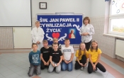 Uczniowie SP w Milaczewie podczas apelu z okazji Dnia Papieza (7)