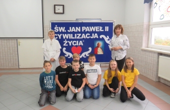 Uczniowie SP w Milaczewie podczas apelu z okazji Dnia Papieza (7)