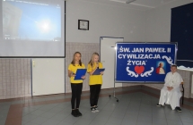 Uczniowie SP w Milaczewie podczas apelu z okazji Dnia Papieza (1)