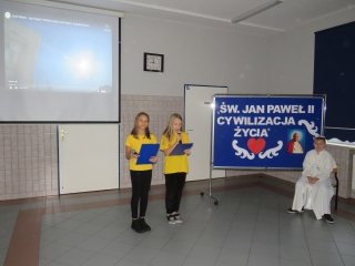 Uczniowie SP w Milaczewie podczas apelu z okazji Dnia Papieza (1)