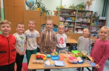 Uczniowie SP w Milaczewie podczas akcji zdrowe sniadanie pudelkowe (6)