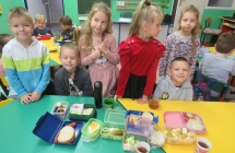 Uczniowie SP w Milaczewie podczas akcji zdrowe sniadanie pudelkowe (5)