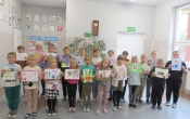 Uczniowie SP w Milaczewie bioracy udzial w konkurscie plastycznym Moj zebowy niezbednik