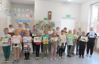 Uczniowie SP w Milaczewie bioracy udzial w konkurscie plastycznym Moj zebowy niezbednik