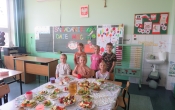 Dzieci z oddzialu przedszkolnego oraz uczniowie klas I-III podczas akcji Sniadanie daje moc (18)