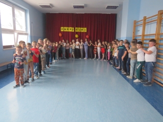 Dzieci z oddzialu przedszkolnego oraz uczniowie klas I-III podczas zabaw andrzejkowych (5)
