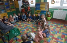 Dzieci z przedszkola biora udzial w szkolnej akcji