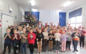 Uczniowie klas I-III SP w Milaczewie bioracy udzial w gminnym konkursie Ekologiczna Choinka