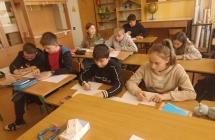 Klasa 6 pisze alfabetem Braillea