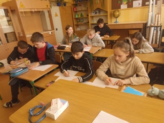 Klasa 6 pisze alfabetem Braillea
