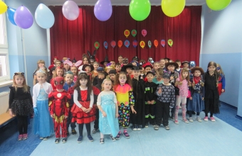 Bal karnawalowy dzieci z oddzialu przedszkolnego oraz uczniowie klas I-III (1)