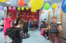 Bal karnawalowy dzieci z oddzialu przedszkolnego oraz uczniowie klas I-III (10)