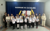 Pasowanie na czytelnika uczniow klasy I (4)