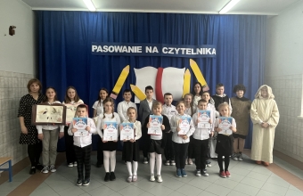 Pasowanie na czytelnika uczniow klasy I (4)