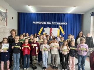 Pasowanie na czytelnika uczniow klasy I (2)