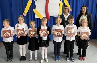 Pasowanie na czytelnika uczniow klasy I (3)