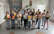 Uczniowie SP w Milaczewie bioracy udzial w konkursie plastycznym Kartka Wielkanocna