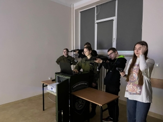 Uczniowie klasy VIII SP w Milaczewie podczas Wierczoru Nauki w ZSR CKP w Kaczkach Srednich (6)