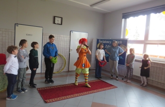 Uczniowie SP w Milaczewie podczas wystepu cyrkowego (19)