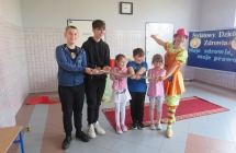 Uczniowie SP w Milaczewie podczas wystepu cyrkowego (26)