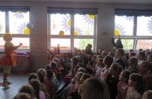 Uczniowie SP w Milaczewie podczas wystepu cyrkowego (3)