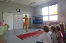 Uczniowie SP w Milaczewie podczas wystepu cyrkowego (2)