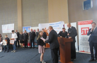 Uczennica SP w Mialczewie podczas podsumowania wiedzowego konkursu pozarniczego (3)