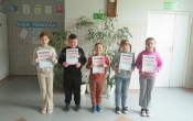 Uczniowie SP w Milaczewie bioracy udzial w gminnym konkursie recytatorskim (1)