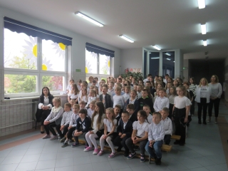 Uczniowie SP w Milaczewie podczas apelu z okazji Swieta Chrztu Polskiego (2)