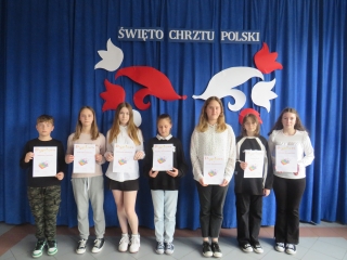 Uczniowie SP w Milaczewie podczas apelu z okazji Swieta Chrztu Polskiego (9)
