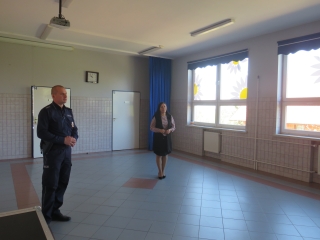 Uczniowie klas IV-VIII podczas spotkania z policjanetem (1)