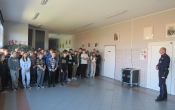 Uczniowie klas IV-VIII podczas spotkania z policjanetem (2)