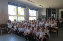 Dzieci z oddzialu przedszkolnego oraz uczniowie klas I-VIII podczas apelu z okazji Swieta Konstytucji 3 Maja (4)