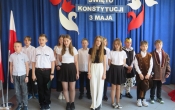 Dzieci z oddzialu przedszkolnego oraz uczniowie klas I-VIII podczas apelu z okazji Swieta Konstytucji 3 Maja (7)