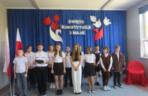 Dzieci z oddzialu przedszkolnego oraz uczniowie klas I-VIII podczas apelu z okazji Swieta Konstytucji 3 Maja (8)